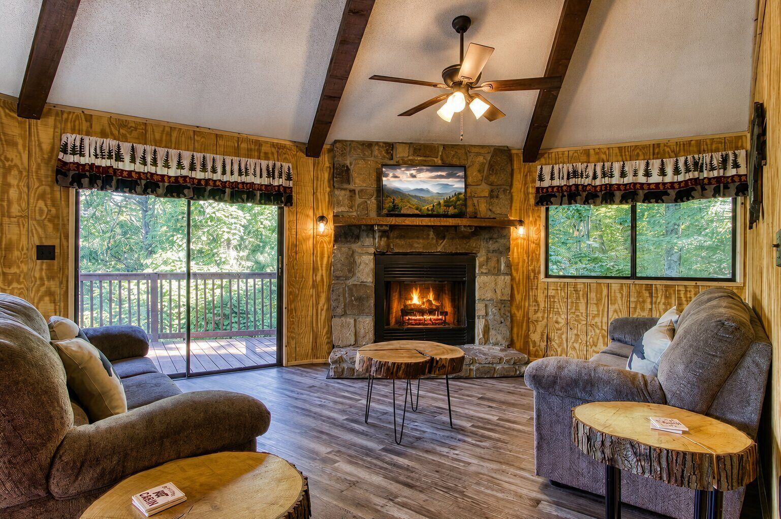 Un salon chaleureux avec une cheminée, des meubles en bois et de grandes fenêtres.