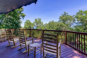 Property grounds - Three Bears Den ·  Hot Tub,  Arcade games, $560 FREE tickets each paid day! (Gatlinburg)