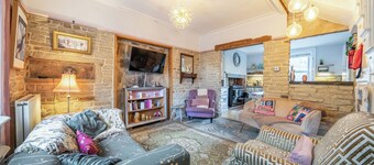 Hebden Bridge - House - Sleeps 8 - Pet Friendly