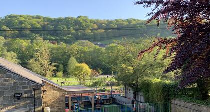 Hebden Bridge - House - Sleeps 8 - Pet Friendly