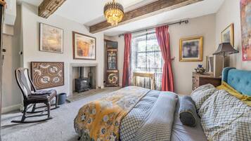 4 bedrooms, iron/ironing board, free WiFi, bed sheets
