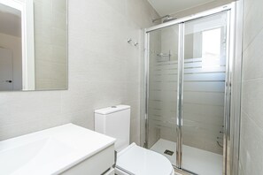 Douche, sèche-cheveux, serviettes fournies