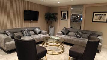 Coin salon dans le hall