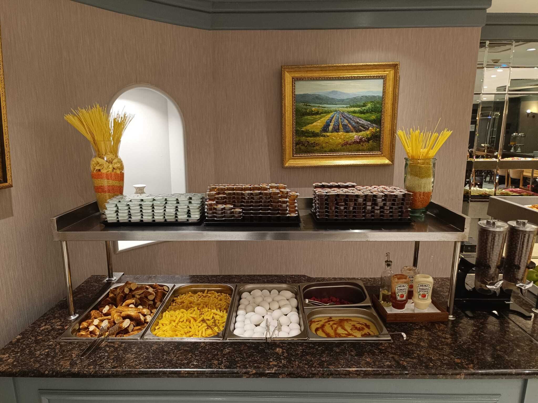Una barra de buffet con diversos alimentos y acompañamientos.