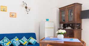 Appartement | Salle de séjour | Télévision à écran plat de 24 pouces avec chaînes par câble, télévision