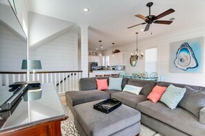 House, 4 Bedrooms | Living room | TV