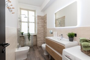 Condo | Banheiro | Chuveiro, secador de cabelo, bidê, sabonete