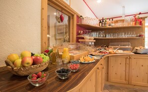 بوفيه فطور يوميًا بتكلفة قدرها (13 EUR للشخص)