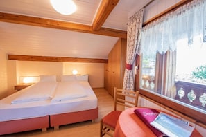 Classic Double Room, Balcony | Free WiFi, bed sheets - Pension Sandhofer (Nalles)