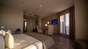 In-room safe, soundproofing, free WiFi, bed sheets