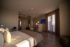 In-room safe, soundproofing, free WiFi, bed sheets - Abba Sevilla hotel (Seville)