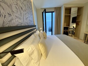 In-room safe, soundproofing, free WiFi, bed sheets