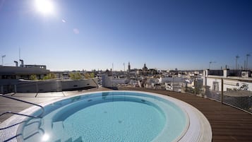 Een seizoensgebonden buitenzwembad