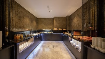 Päivittäinen buffetaamiainen (17 EUR per henkilö)
