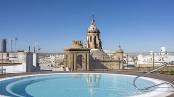 Una piscina al aire libre de temporada
