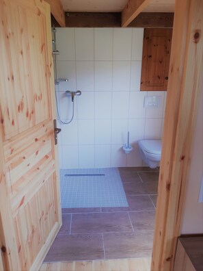 Een douche, zeep, toiletpapier