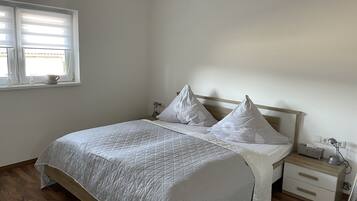 1 dormitorio, tabla de planchar con plancha, cuna de viaje y wifi