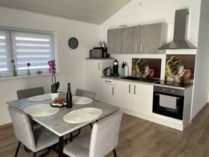 Fridge, microwave, oven, stovetop - Ferienwohnung im Pfalz (Lustadt)