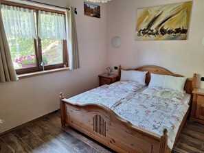 2 bedrooms, iron/ironing board, travel cot, free WiFi