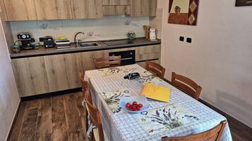 Frigorifero, forno, piano cottura, macchina per tè/caffè