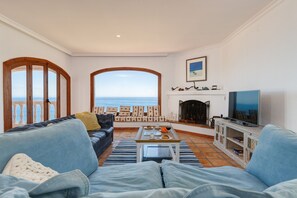 Flat-screen TV, fireplace, Netflix, DVD player