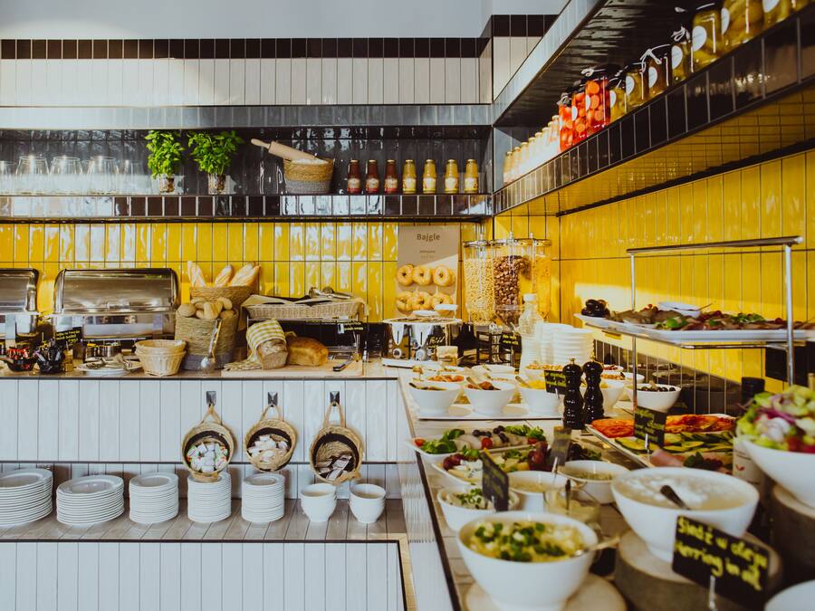 Petit déjeuner buffet (80 PLN par personne)