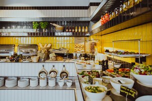 Daily buffet breakfast (PLN 80 per person)