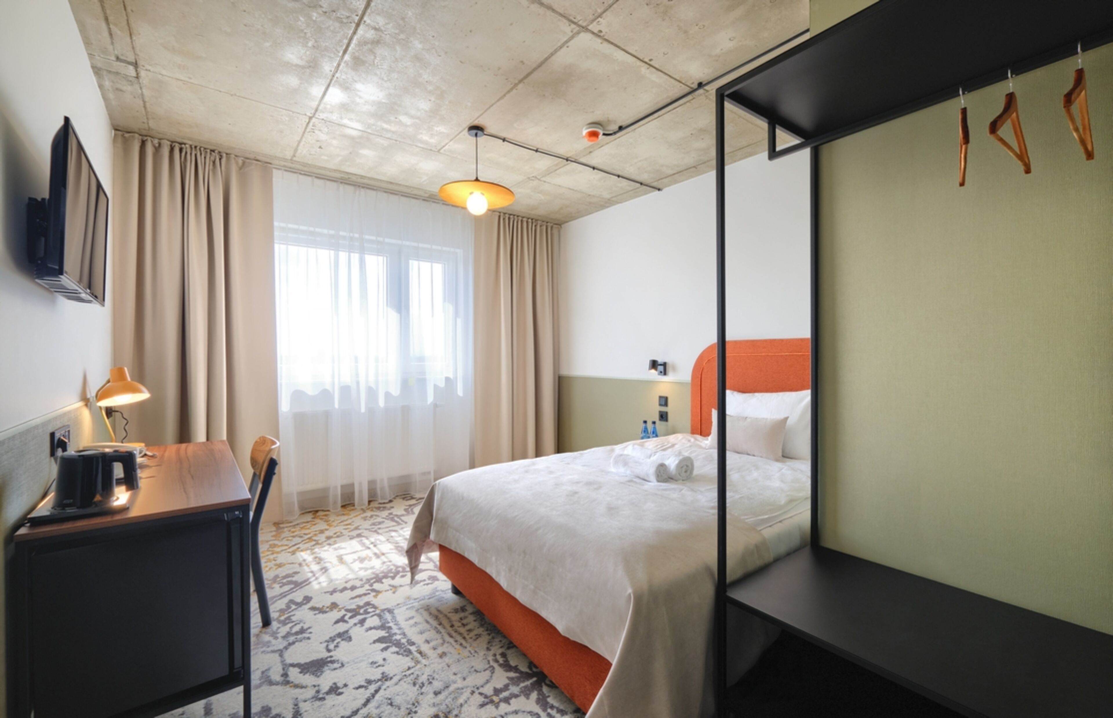 classic single room | individually decorated, desk, laptop workspace, soundproofing