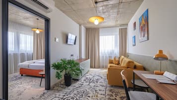 1 habitación, decoración personalizada y escritorio