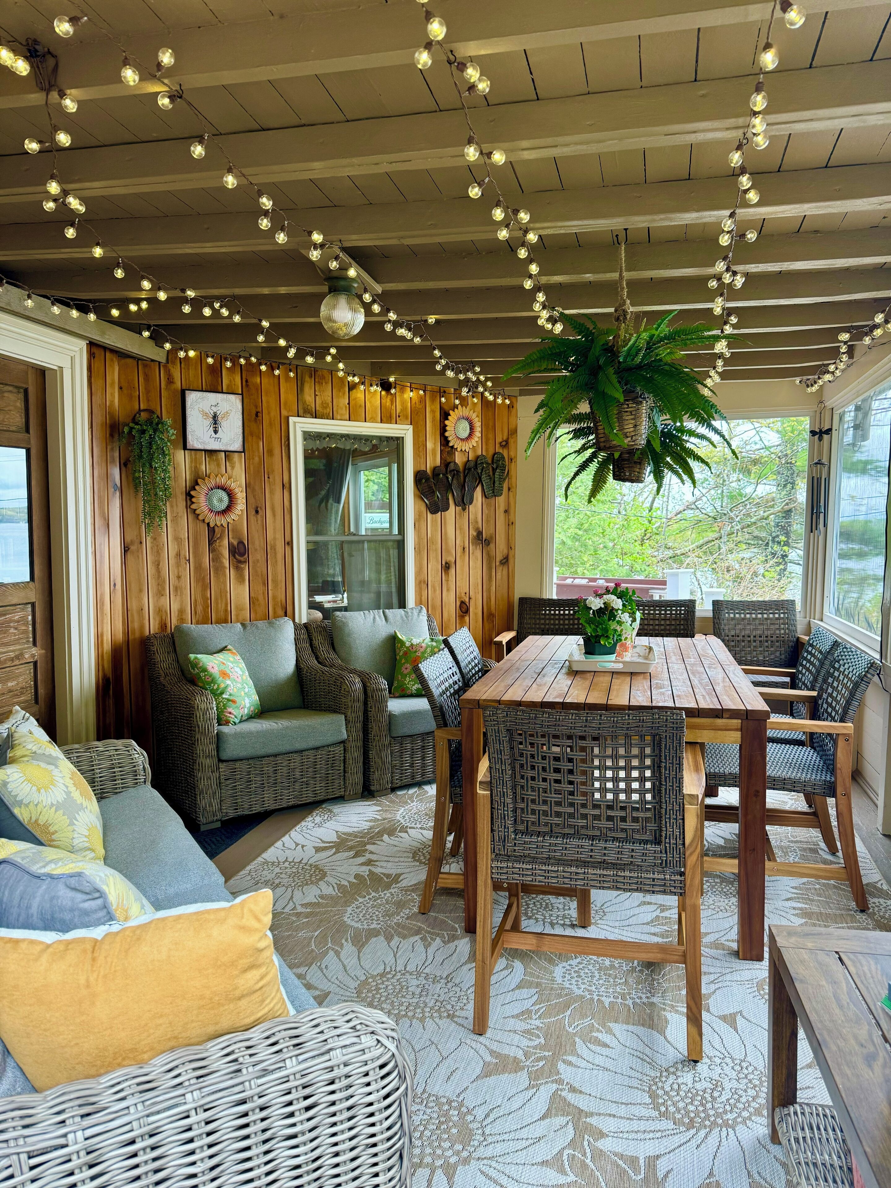 Beautiful Swan Lake Cottage