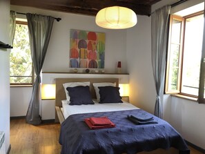 5 slaapkamers, een strijkplank/strijkijzer, reisbedje, gratis wifi