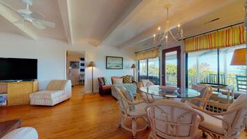 Una televisión, una mesa de tenis de mesa