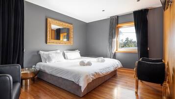 4 bedrooms, iron/ironing board, internet, bed sheets