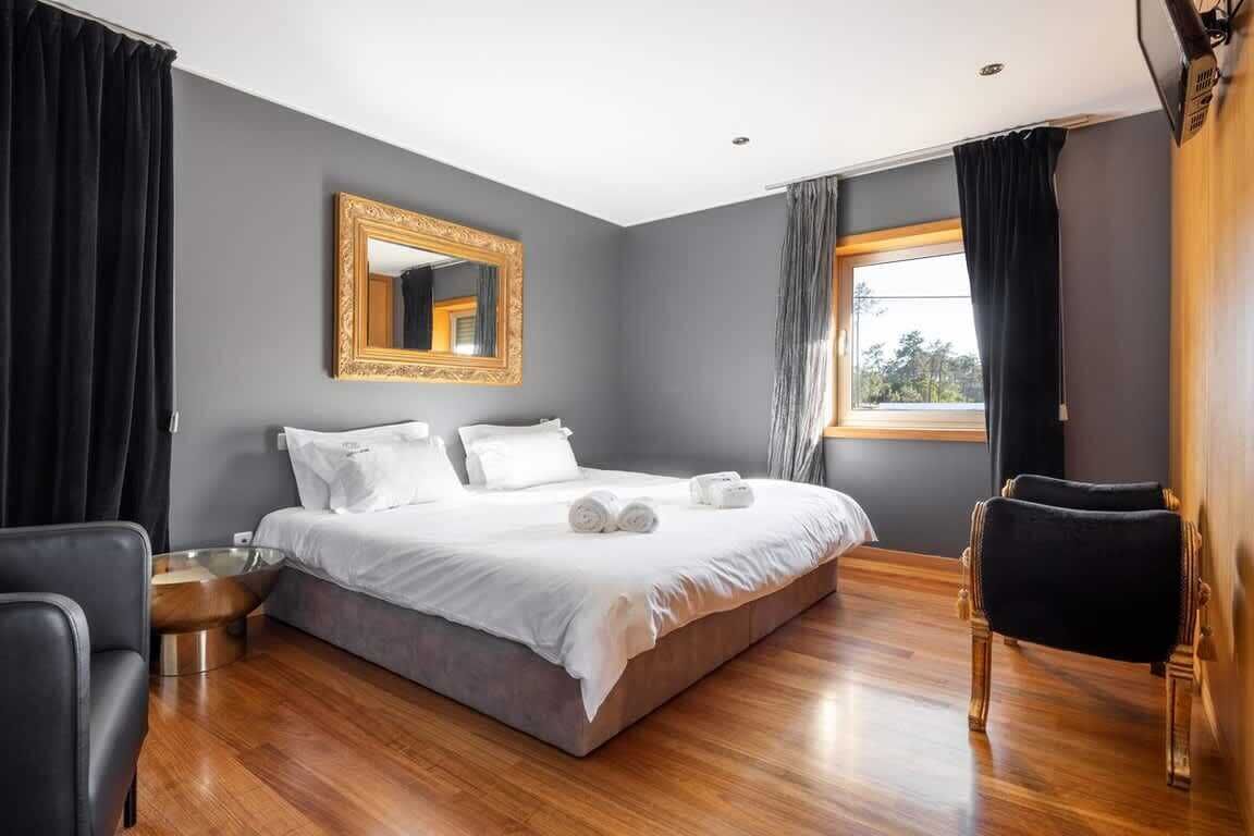 4 bedrooms, iron/ironing board, internet, bed sheets