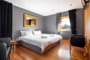 4 habitaciones, escritorio, tabla de planchar con plancha y wifi 