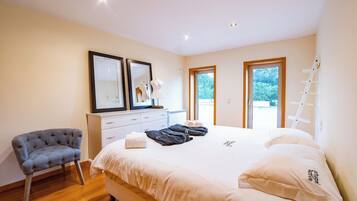 4 quartos, ferros/tábuas de passar roupa, acesso à internet