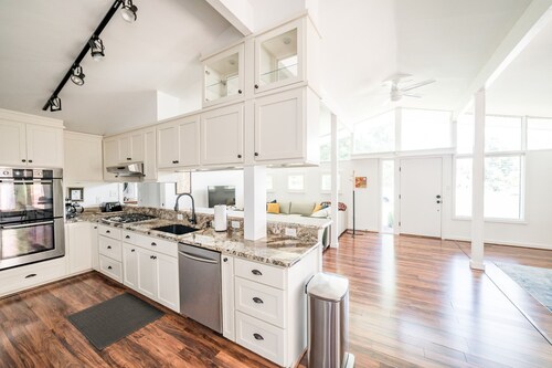 Unique Midcentury Minimalist w/ Natural Light in the Heart of LYH