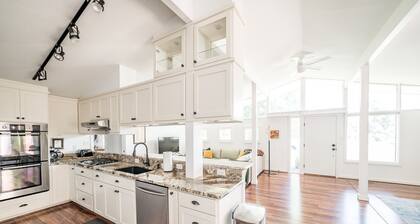 Unique Midcentury Minimalist w/ Natural Light in the Heart of LYH