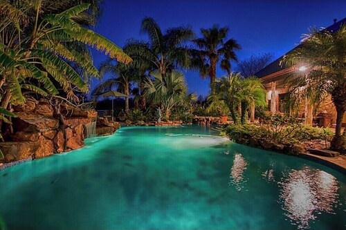 Private Vacation Studio Apartment sleeps 10 -12 people. Your own small oasis.