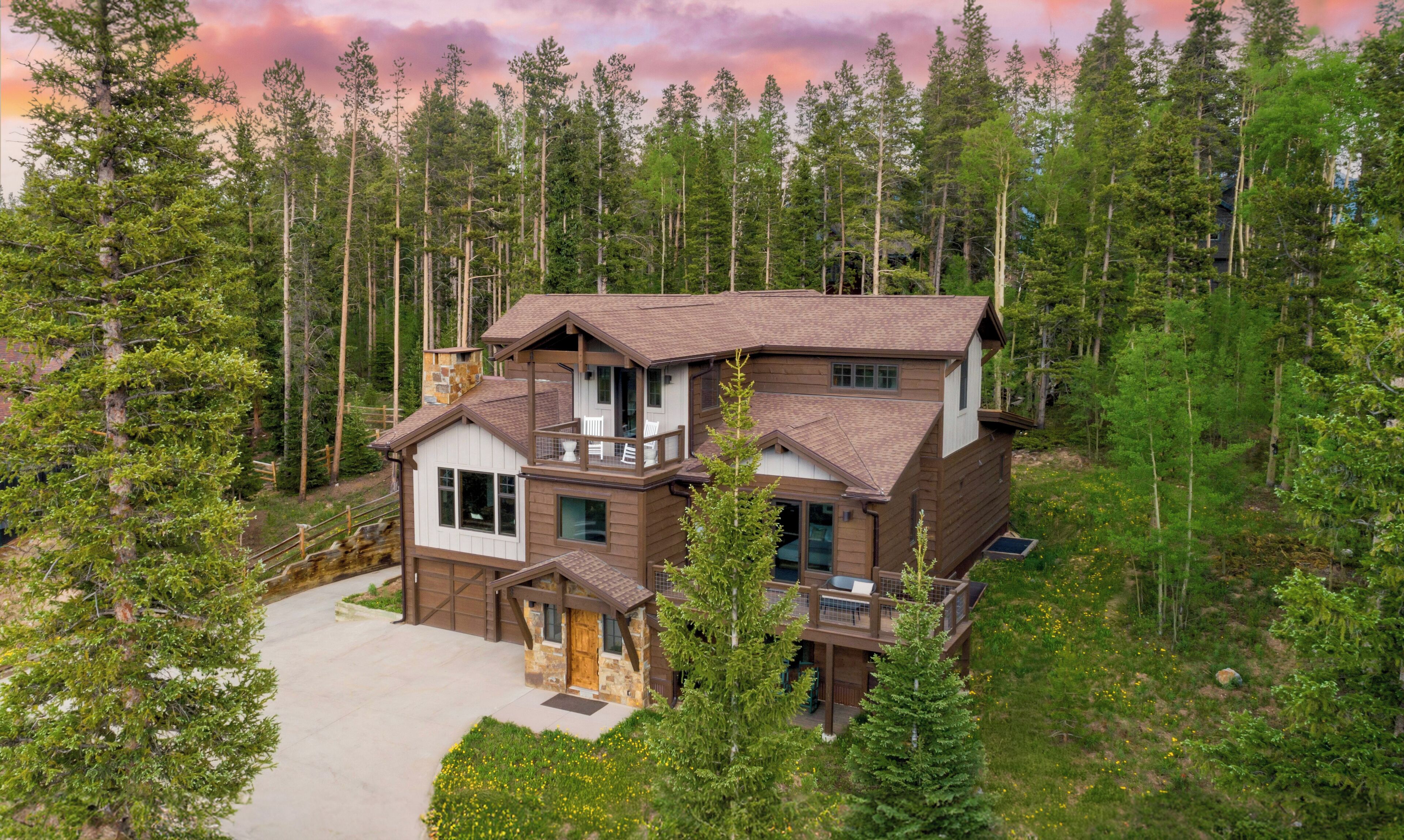 Dillon by AvantStay | Private Mountain Home w/ Hot Tub w/ Views & Shuffleboard!
