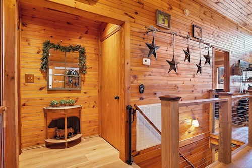 Log Cabin with 3BR, Hot Tub, Fire Ring, Game Room, Mtn Views, Wifi & Pool Access