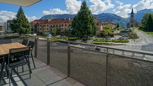 An outdoor seating area with a view of a town, including buildings and mountains. - La Douce Folie - Apartment for 4 to 5 people in Sevrier (Sévrier)
