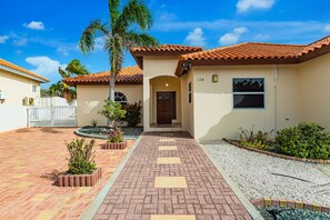 Property grounds - Stylish Villa w/ Private, Luxurious Pool (Noord)