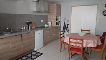 Kühlschrank, Mikrowelle, Herdplatte, Geschirrspüler