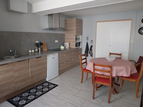 Kühlschrank, Mikrowelle, Herdplatte, Geschirrspüler