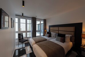 2 chambres, coffres-forts dans les chambres, fer et planche Ă repasser