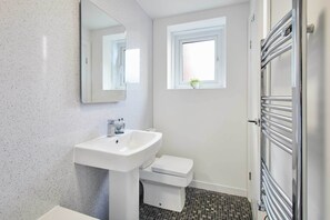 Douche, séchoir à cheveux, serviettes fournies