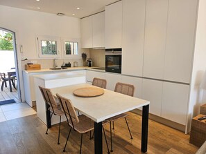 Dining - Close to the beach and shops, House 8 people et mooring 12 m (PORT GRIMAUD)