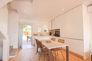 Dining - Close to the beach and shops, House 8 people  et  mooring 12 m (PORT GRIMAUD)