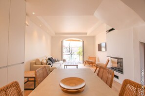 TV - Close to the beach and shops, House 8 people  et  mooring 12 m (PORT GRIMAUD)